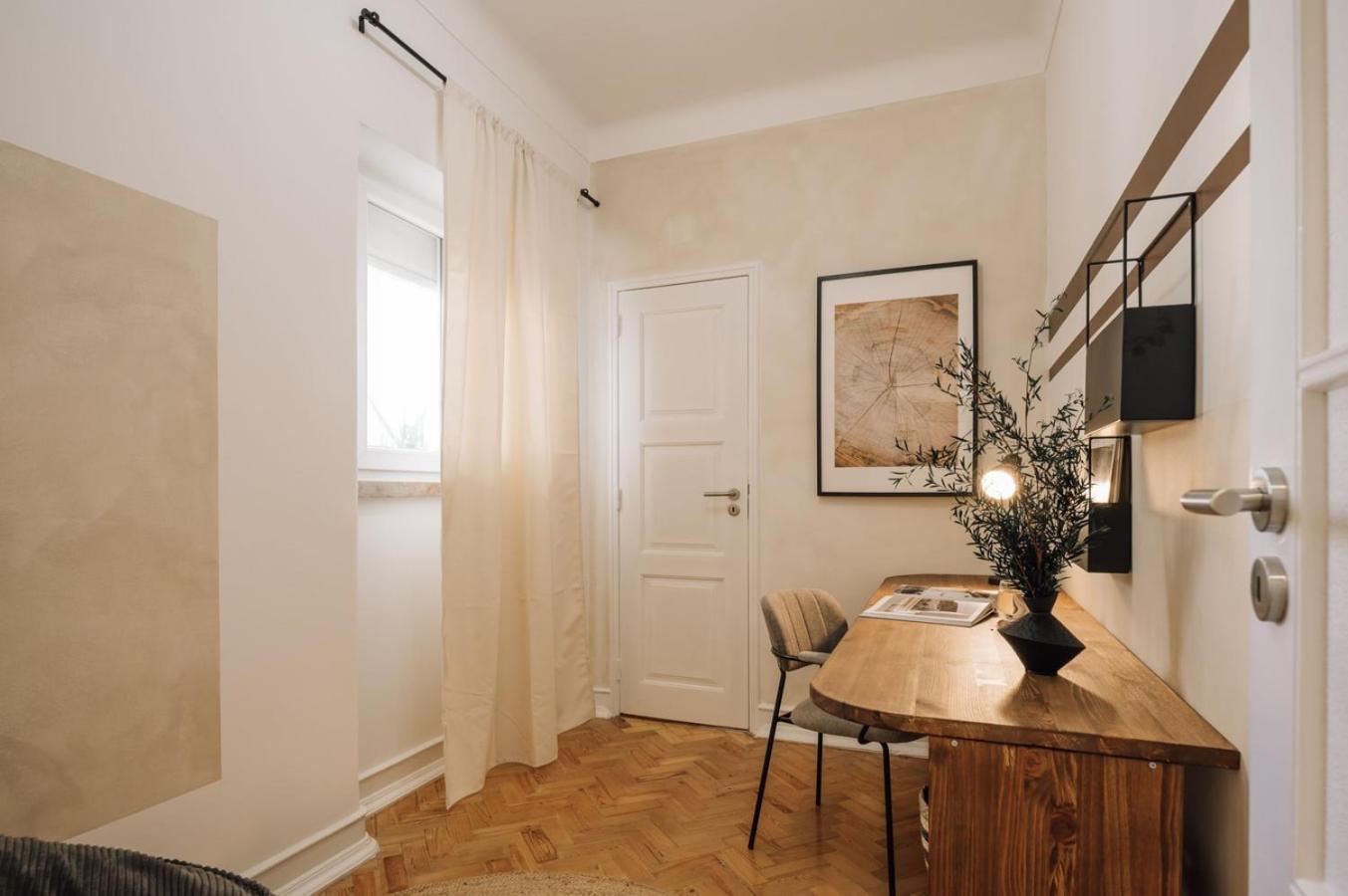 Badet - 3 Bedrooms, Office And Terrace In Alvalade Apartment