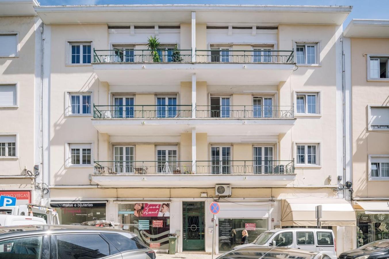 Apartment Badet - 3 Bedrooms, Office And Terrace In Alvalade Lisbon